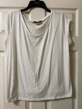 Chic Me Casual White Women's Scoop Neck Tee